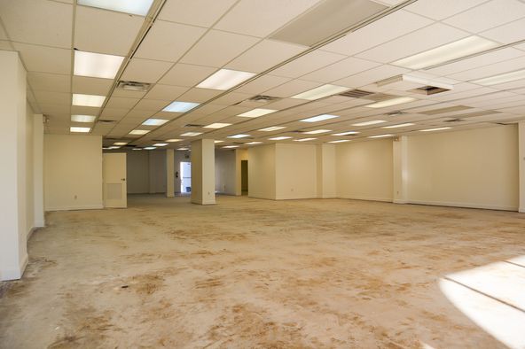 Retail Suite at Corner of Highland Rd / Staring Ln: 8827 Highland Rd, Baton Rouge, LA 70808